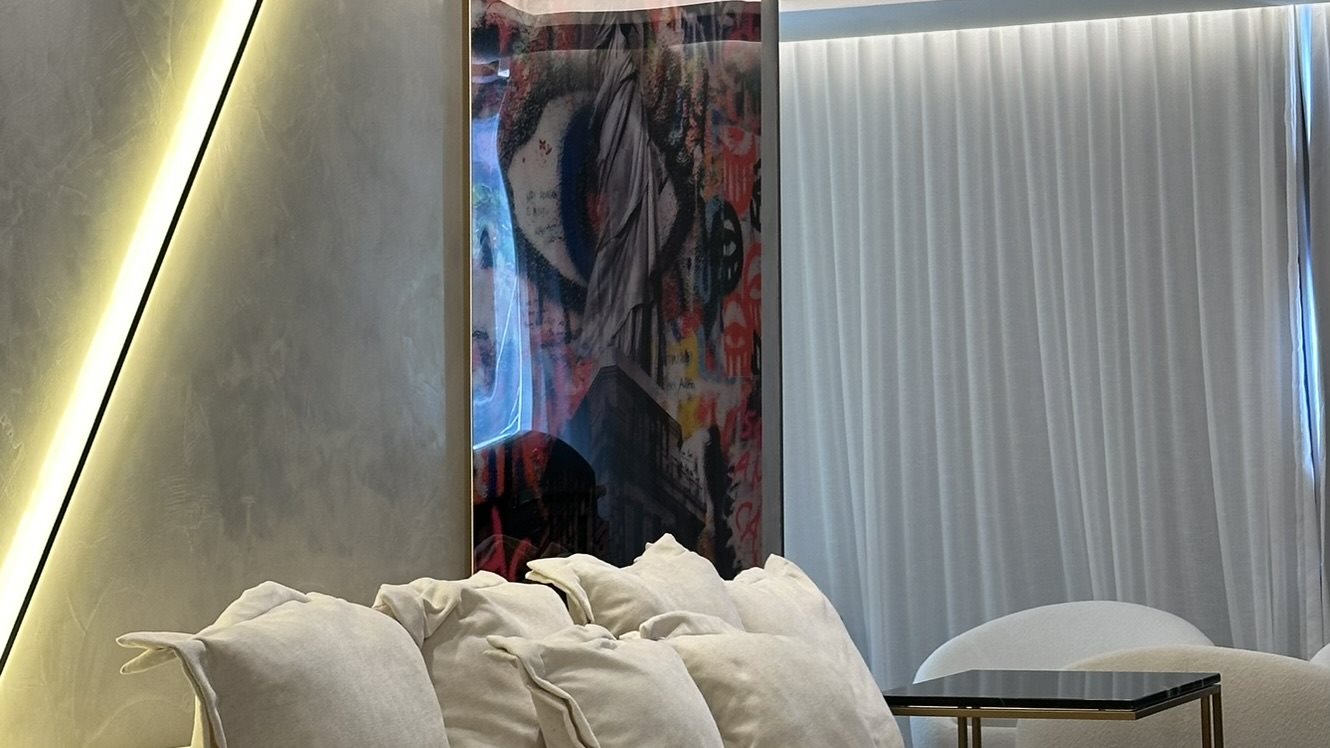 Luz de destaque com LED linear realçando parede de cimento queimado e quadro de arte, sala de alto padrão no Rio