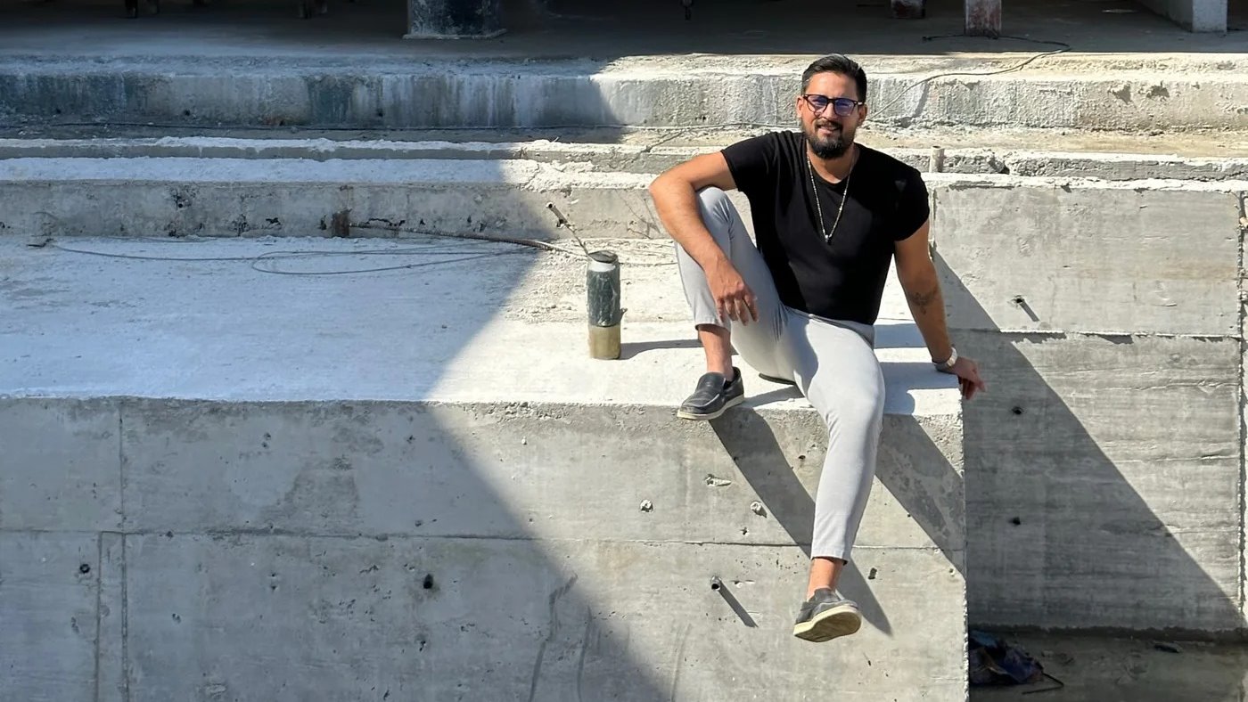 Felipe Jardim, arquiteto responsável, acompanhando a execução da obra no canteiro