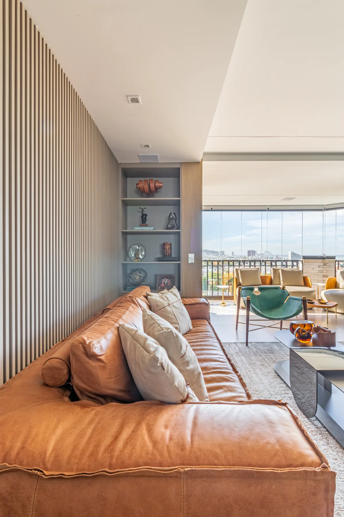 Living de apartamento de alto padrão projetado por Felipe Jardim no Rio de Janeiro