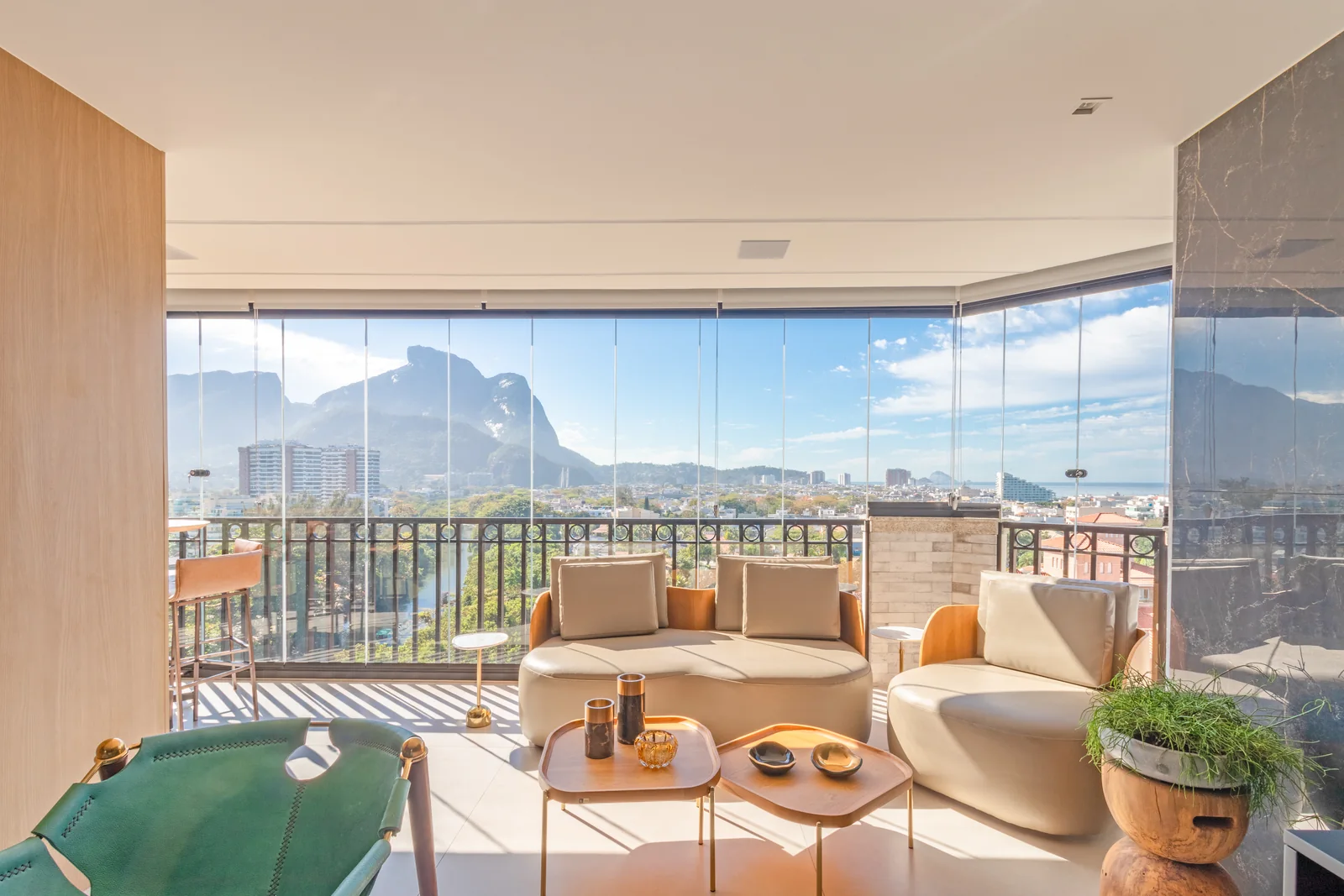 Apartamento HS Ocean Front na Barra da Tijuca — varanda com vista para a Pedra da Gávea